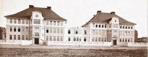 Vor 100 Jahren noch auf der grünen Wiese und als Zwillingsbau angelegt: die damalige Ludwigschule. Erst nach dem zweiten Weltkrieg wurden die beiden Flügel durch ein Dach verbunden. FOTO ARCHIV HEINRICH HUBER